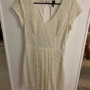 Off white dress with circle cut out back size Lrg